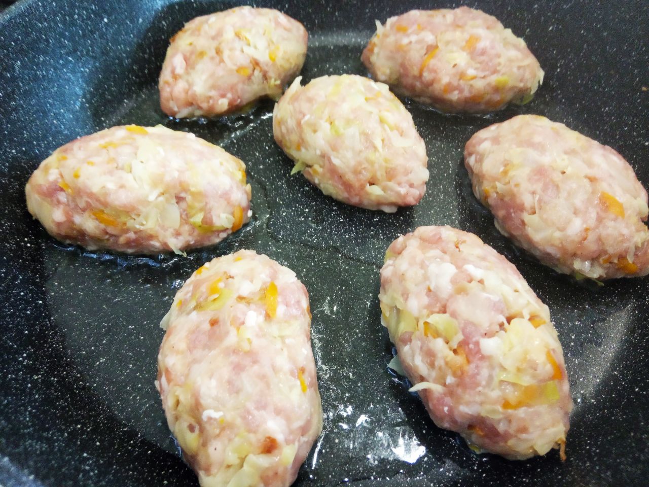 Нежные и сочные капустные котлеты со сметанным соусом: С массы формируем голубцы и обжариваем с двух сторон на растительном масле.