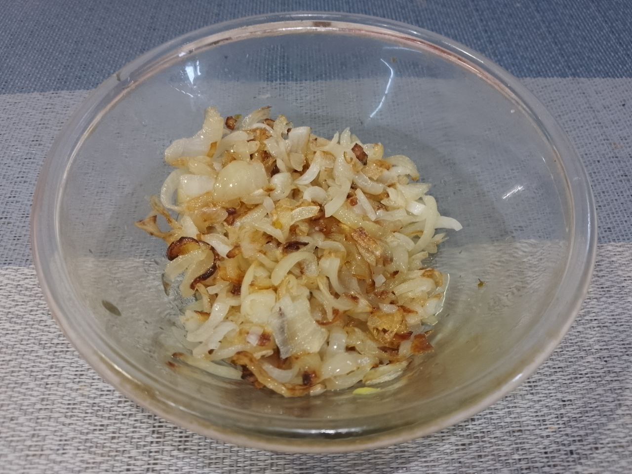 Салат из рыбы, моркови и лука: Разогреваем сковороды и обжариваем лук до золотистого цвета.