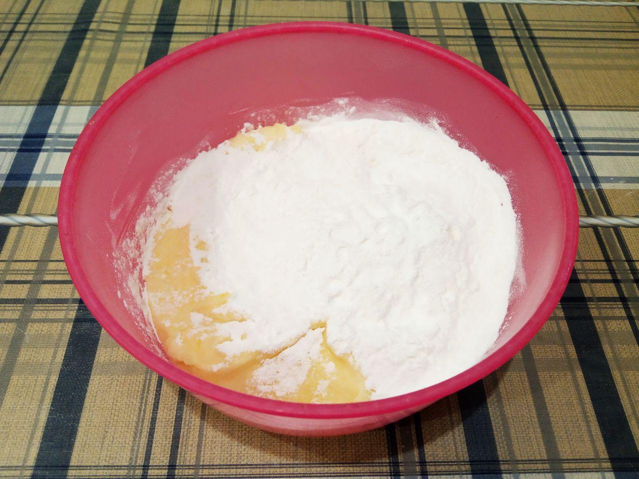 Рассыпчатое вкусное печенье с добавлением крахмала: Добавляем в массу крахмал и размешиваем.