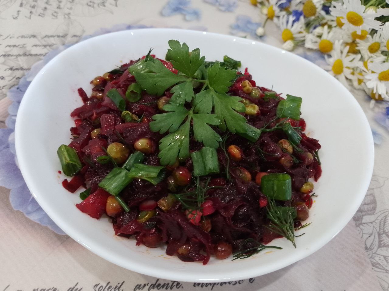 Тушеная свёкла с зеленым горошком и овощами
