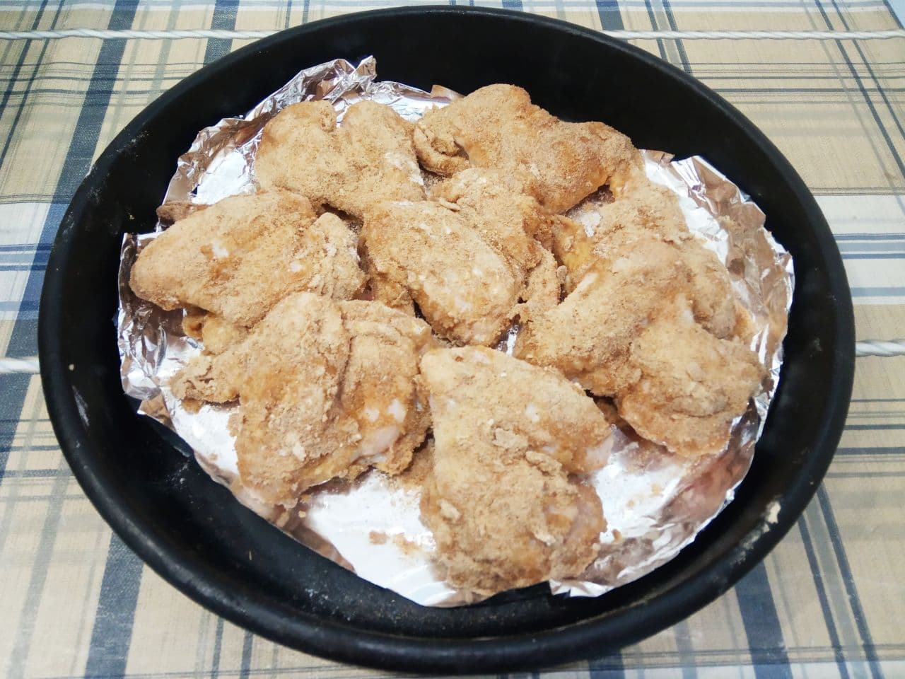 Сочные, аппетитные куриные крылышки в соевом соусе, яичном кляре и сухарях, запеченные в духовке: Укладываем крылышки на противень и ставим в разогретую духовку до 180 С. Куриные крылышки запекаем около