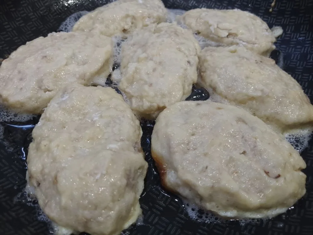 Котлеты из картофельного пюре и фарша, в яичном кляре: Разогреваем сковороду с растительным маслом и укладываем котлеты.