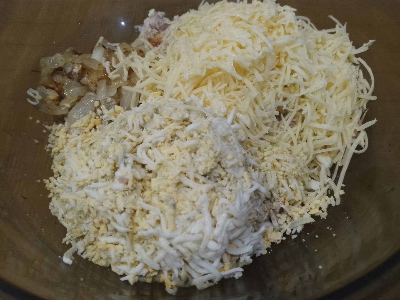 Лаваш с мясной начинкой, на сковороде, вкусный и аппетитный: Измельченное мясо, яйца, сыр и лук соединяем. Добавляем соль, перец, чеснок и майонез по вкусу, размешиваем.