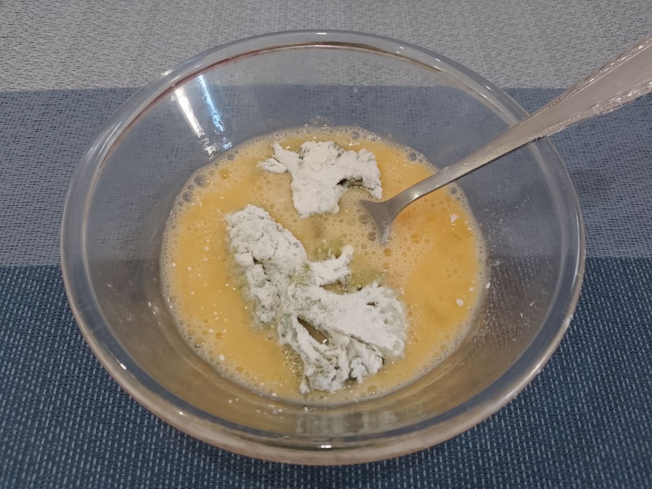 Капуста брокколи жареная в кляре из яиц, просто и вкусно: Затем вилкой берем соцветие капусты, окунаем во взбитые яйца и кладем на разогретую сковороду, так,. чтобы не