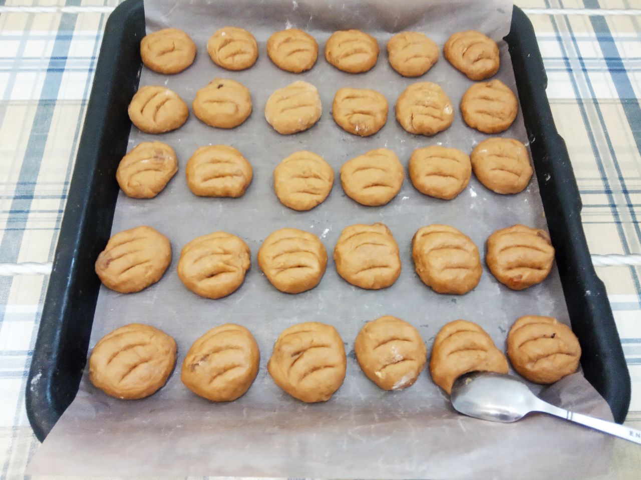Кофейное печенье с изюмом на растительном масле, мягкое и воздушное: По желанию чайной ложкой делаем углубления.