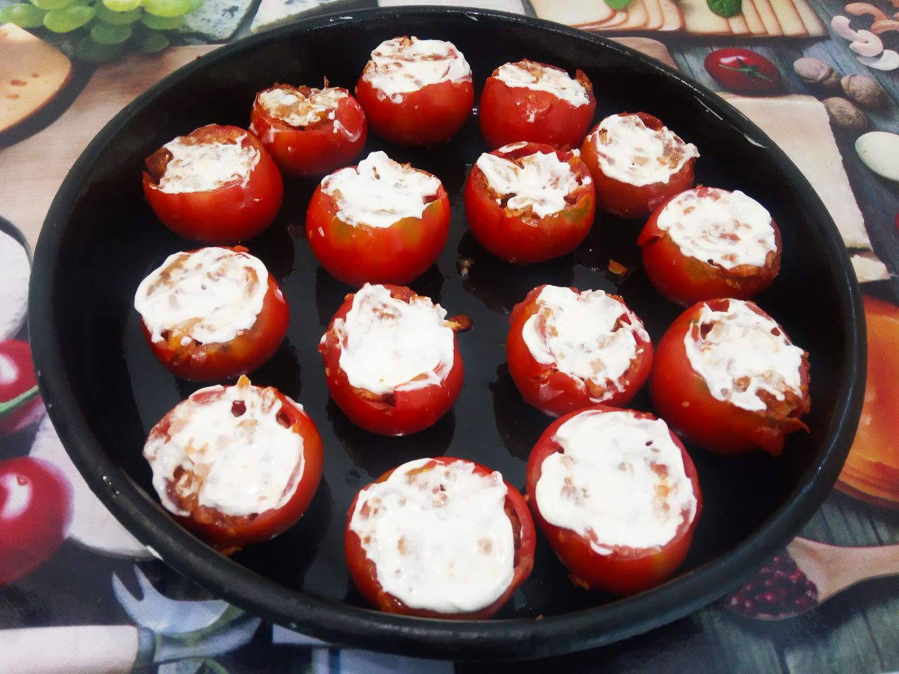 Запеченные помидоры с мясной начинкой и сыром: Помидоры смазываем сметаной или майонезом, я смазывала сметаной.
