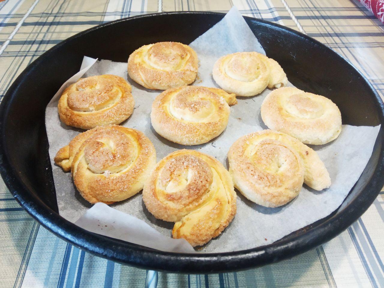 Булочки с сахарной начинкой, просто и вкусно: Выпекаем булочки до светло-желтого цвета.