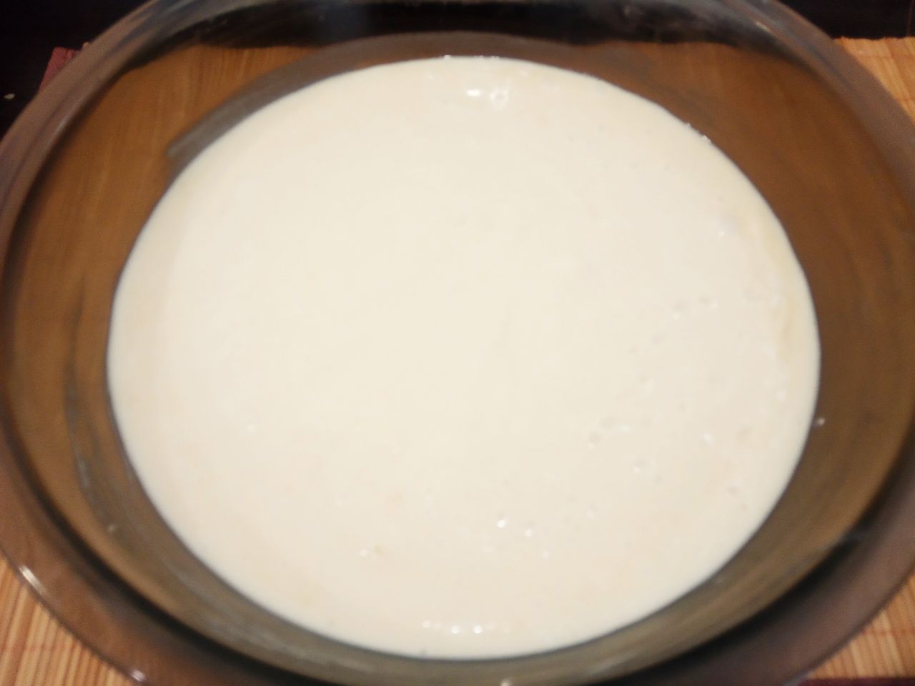 Пирог на молоке, со сливами, простой в приготовлении и вкусный: Муку просеиваем через сито, всыпаем в смесь и размешиваем. Тесто получается консистенции сметаны.