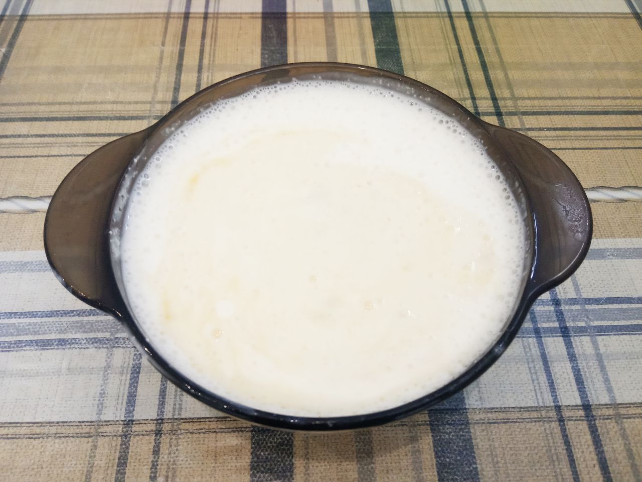 Воздушные треугольники, просто и вкусно: Добавляем яйцо, размешиваем.