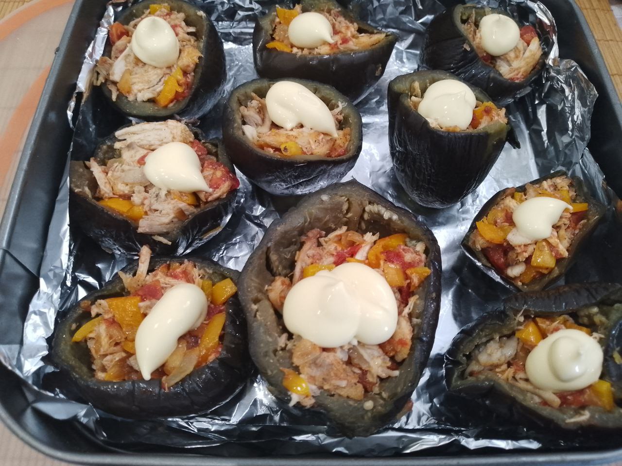 Баклажаны с начинкой из мяса и овощей, в духовке: Сверху баклажаны смазываем майонезом или сметаной.