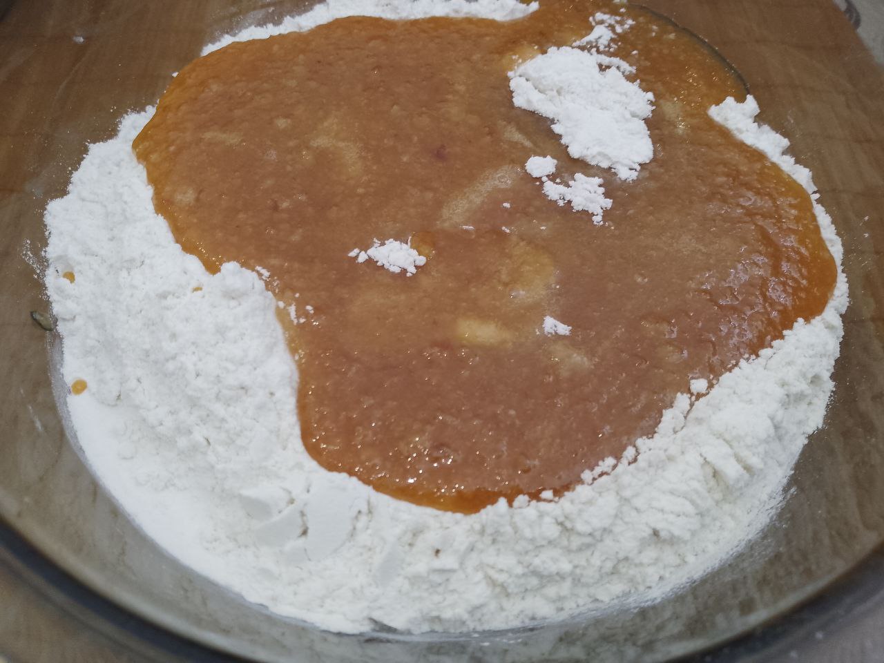 Торт с нежным кремом из сливок и творожного сыра, очень вкусный: Муку просеиваем через сито, соединяем со смесью и замешиваем нежное тесто.