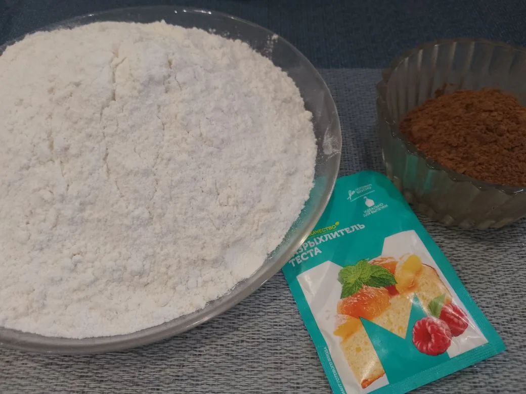 Шоколадный пирог на сметане, с клубникой и орехами: Муку смешиваем с разрыхлителем для теста и с какао просеиваем через сито.