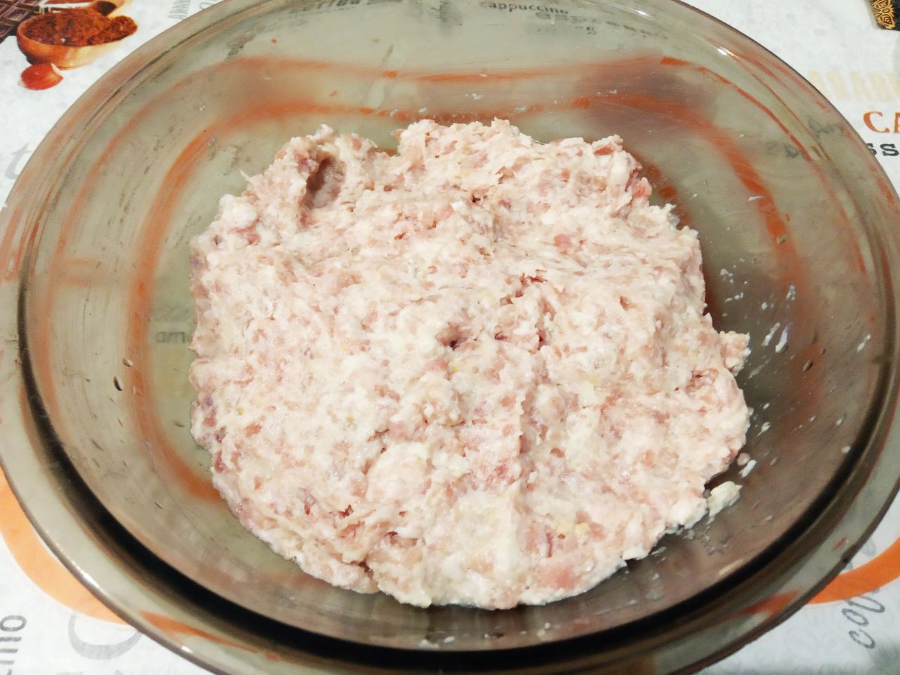 Мясные котлеты или зразы с грибами и сыром, в яичном кляре и сухарях: Соединяем фарш, лук, чеснок, белый батон, соль и перец по вкусу, тщательно размешиваем и слегка отбиваем.