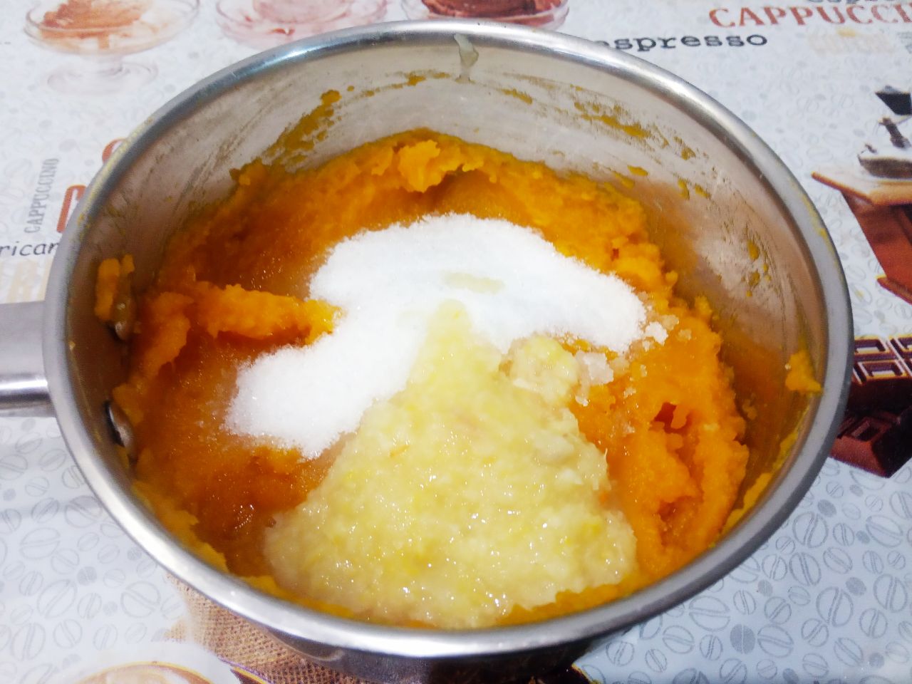 Десерт из тыквы, вкусный и аппетитный: Добавляем в тыквенную массу сахар, ванильный сахар и цедру лимона, хорошо размешиваем.