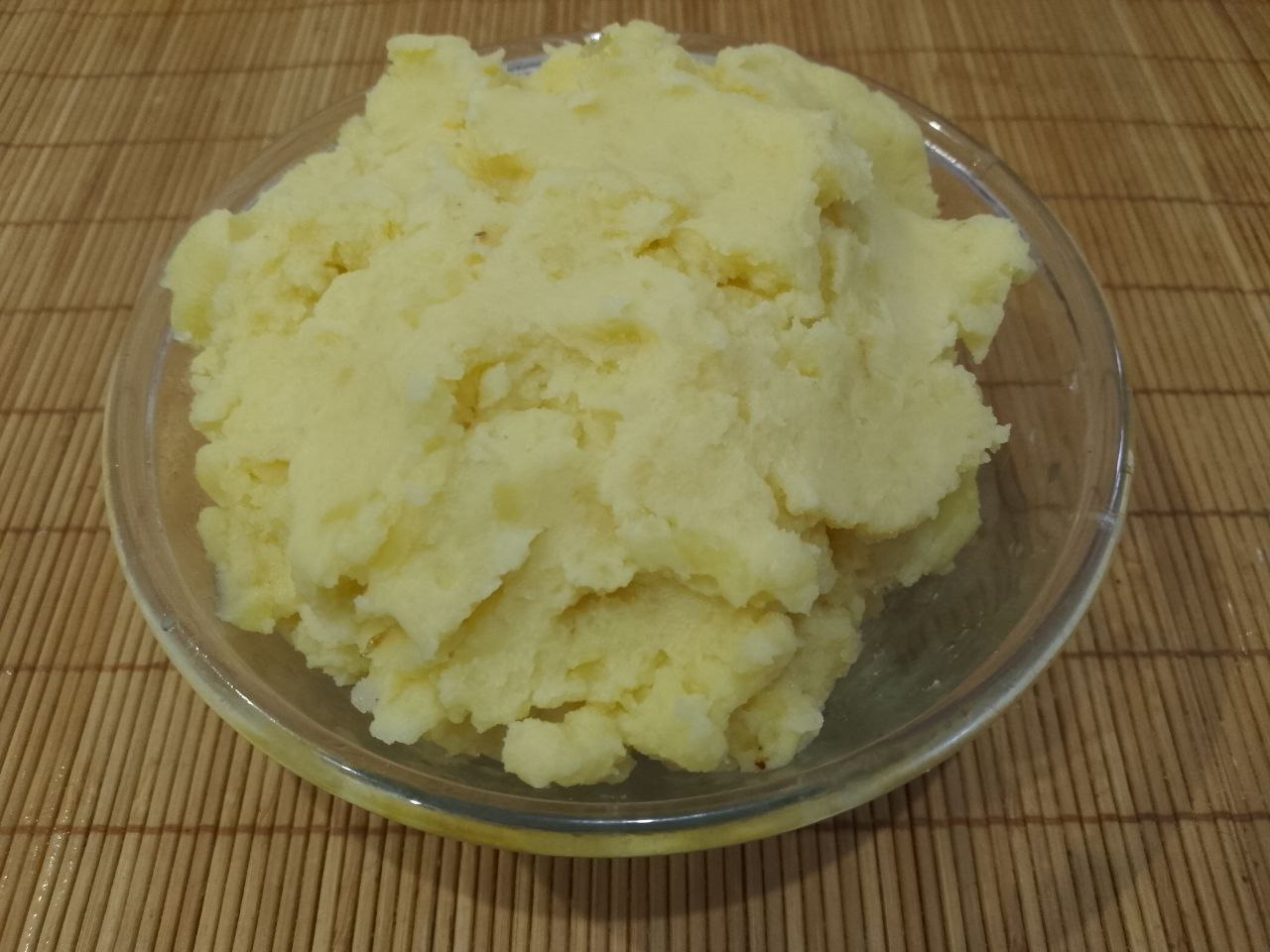 Стожки из мяса, грибов, сыра и картофельного пюре, сытные и аппетитные: Картофель очищаем, промываем водой и отвариваем в подсоленной воде до готовности. Воду сливаем и разминаем со