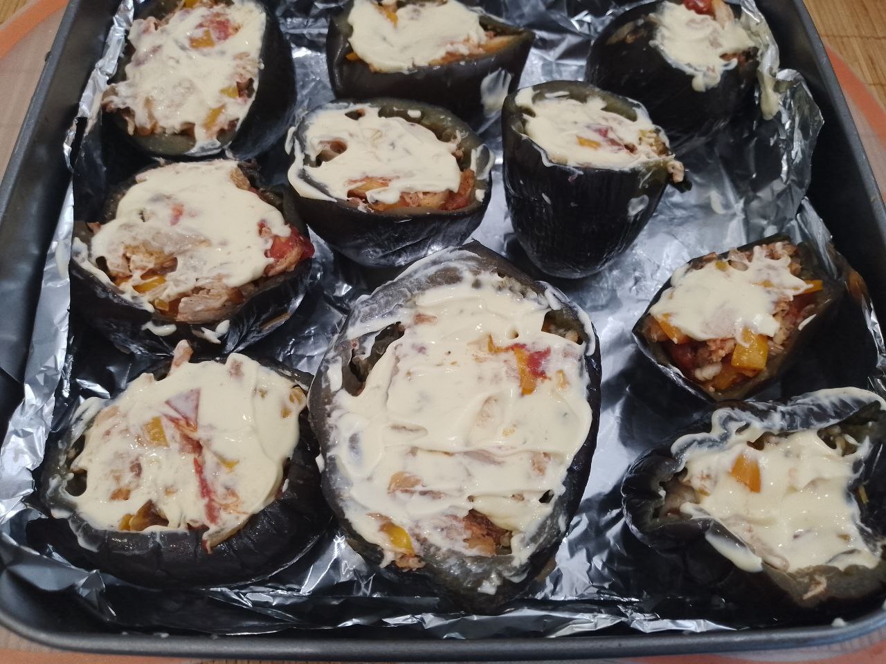Баклажаны с начинкой из мяса и овощей, в духовке: Сверху баклажаны смазываем майонезом или сметаной.