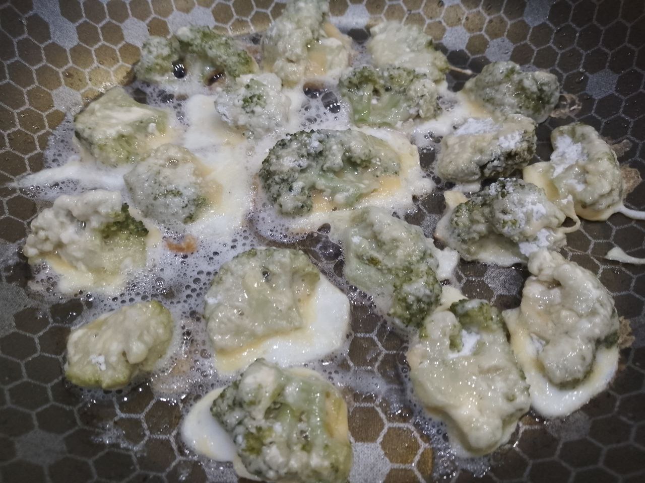 Капуста брокколи жареная в кляре из яиц, просто и вкусно: Обжариваем капусту на небольшом огне до золотистой корочки с одной стороны.
