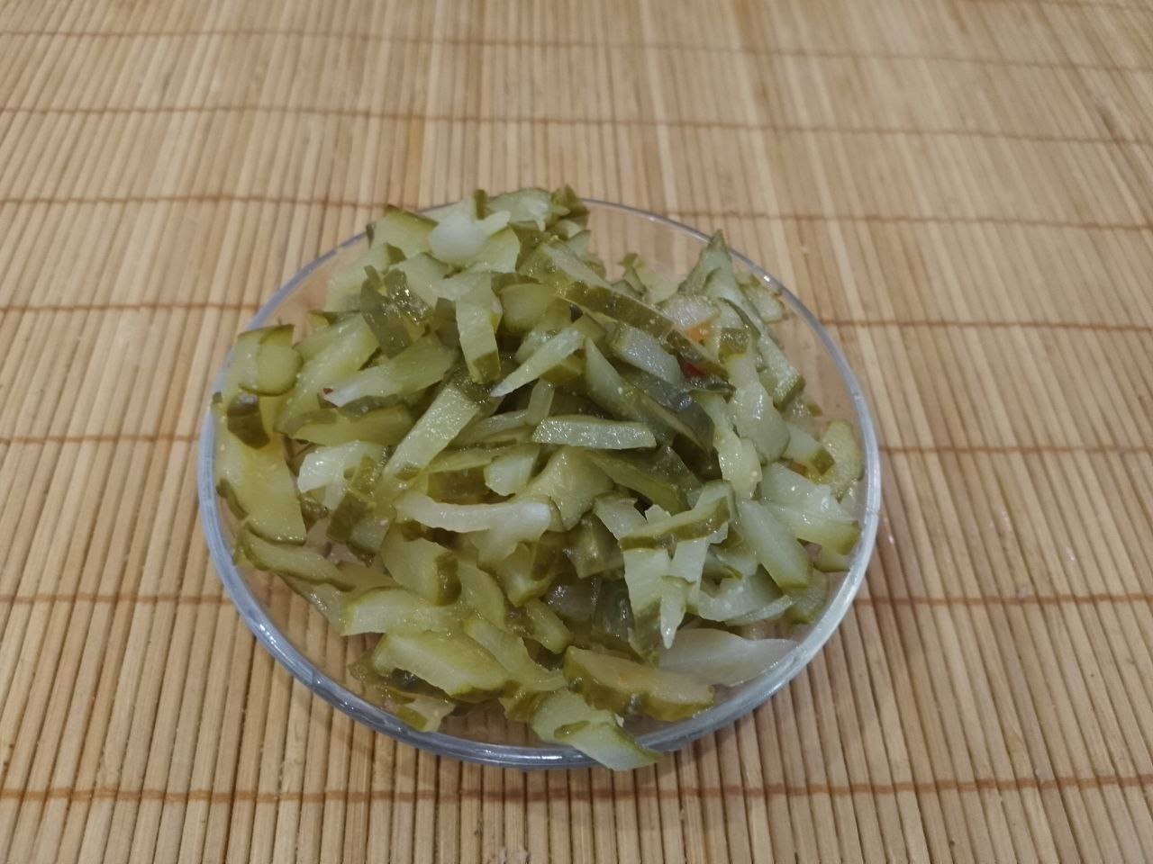 Салат из куриного мяса, свеклы и овощей, полезный и сытный: Огурцы консервированные или малосольные нарезаем тонкими ломтиками.