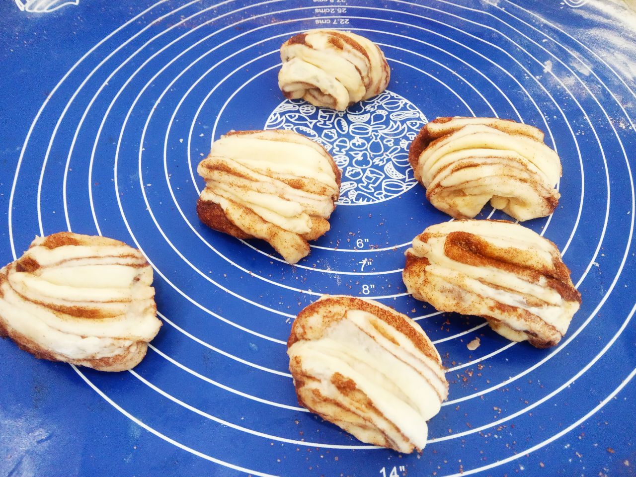 Булочки воздушные, мягкие, слоистые и вкусные: Полоску разрезаем на небольшие полоски и также формируем булочки.
