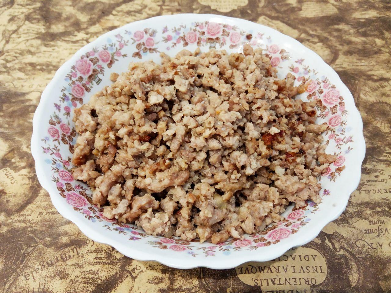 Картофельные ватрушки с мясной начинкой и сыром: Лук очищаем от шелухи, промываем и мелко измельчаем. На растительном масле поджариваем лук с фаршем до