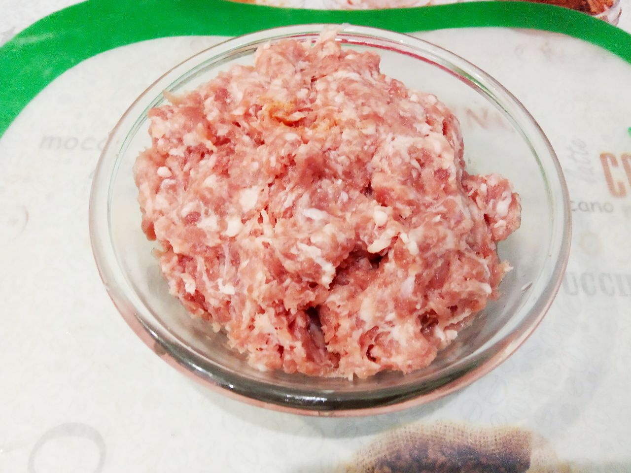 Котлеты запеченные с сыром со сметаной: Мясо промываем, просушиваем, разрезаем на кусочки и пропускаем через мясорубку. Фарш используем качественный