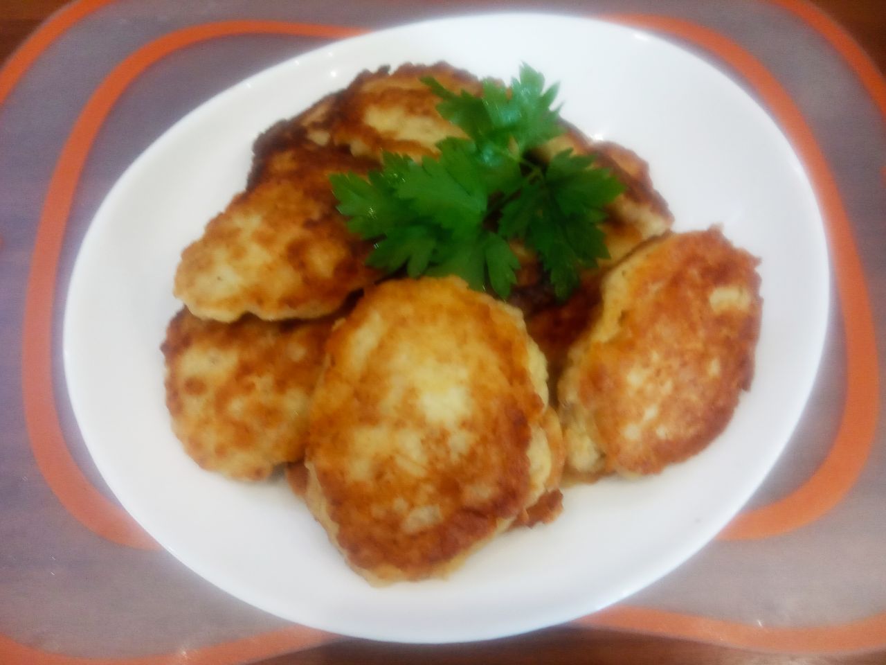 Ленивые беляши, просто и вкусно: Выкладываем ленивые беляши на бумажное полотенце, чтобы удалился излишек масла.Складываем ленивые беляши на