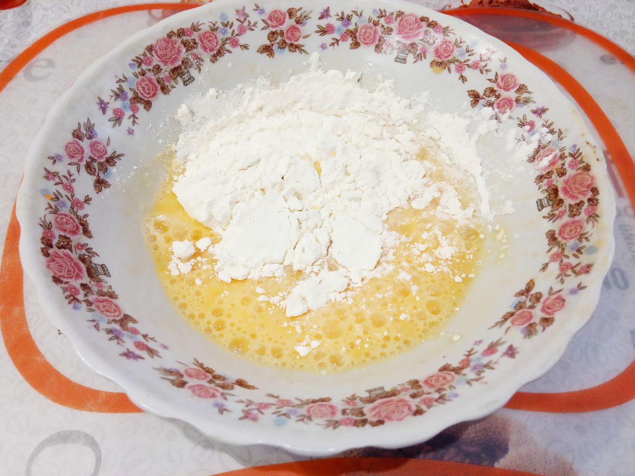 Голубцы из капусты и фарша, в кляре, жареные на сковороде, сытно и вкусно: Добавляем муку и размешиваем до исчезновения мучных комочков.