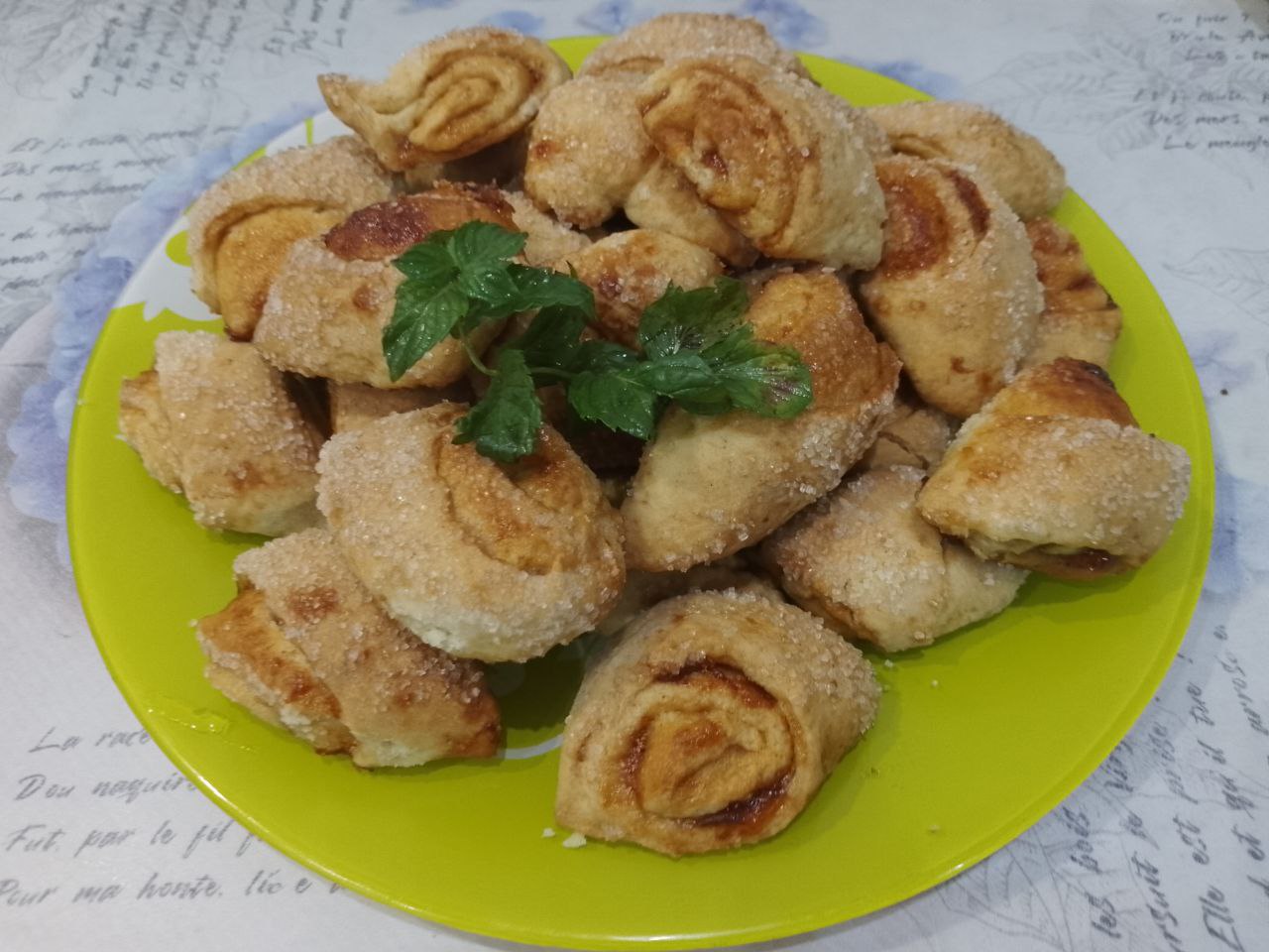 Печенье рулетики без яиц, с джемом или вареньем и сахаром