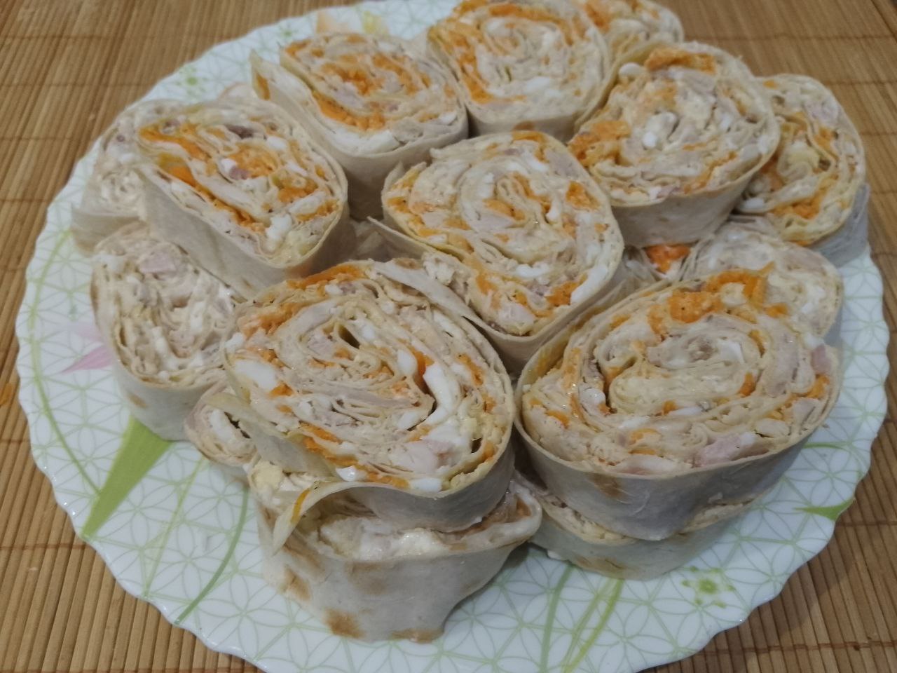 Лаваш с начинкой из мяса, яиц и моркови: Достаем лаваш с начинкой из холодильника и разрезаем на небольшие полоски.