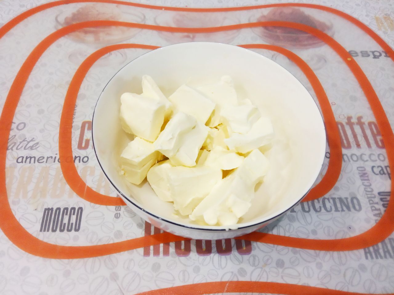 Паштет из свиной печени, вкусно и сытно: Соединяем печень с морковью и луком, кладем размягченное сливочное масло и перец по вкусу. Массу тщательно