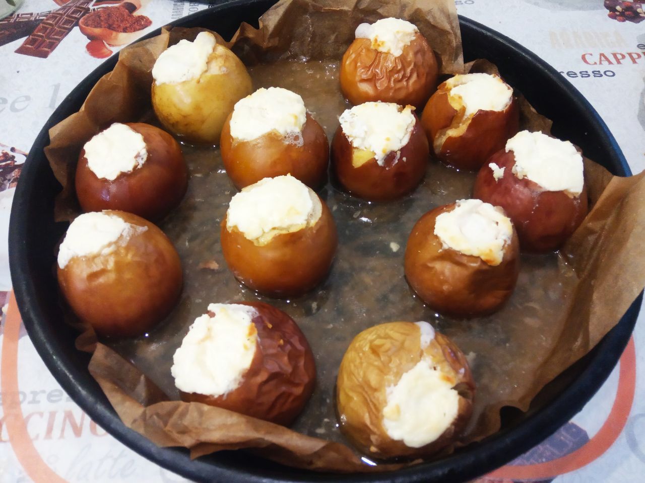 Вкусный десерт, запеченные яблоки с творогом и сливочным маслом: Духовку разогреваем до 180 С и ставим яблоки для запекания. Яблоки запекаем 30-40 минут, в зависимости от
