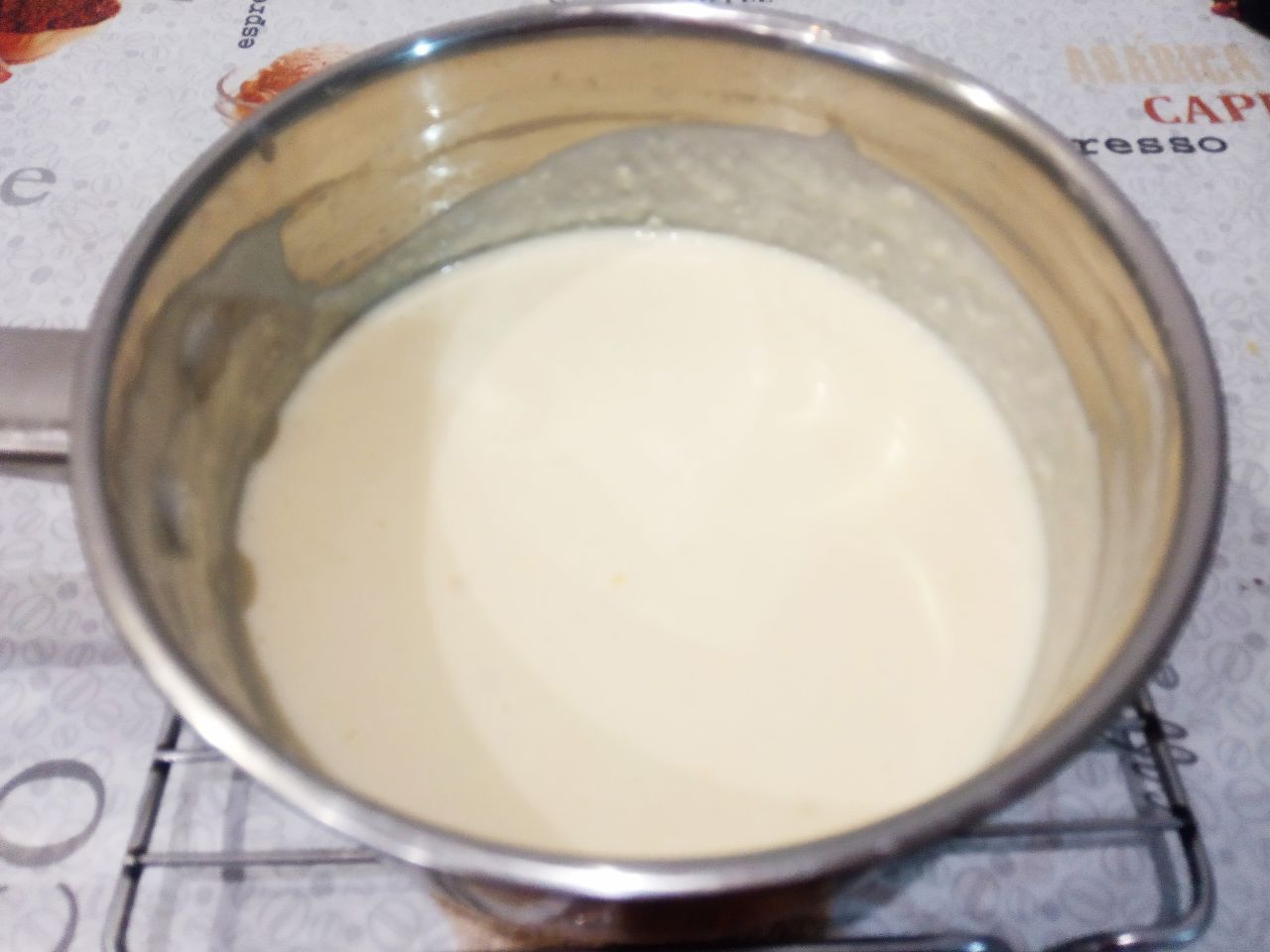 Молочный десерт с шоколадом, вкусный и аппетитный: Добавляем сметану в смесь и хорошо размешиваем до однородного состояния.