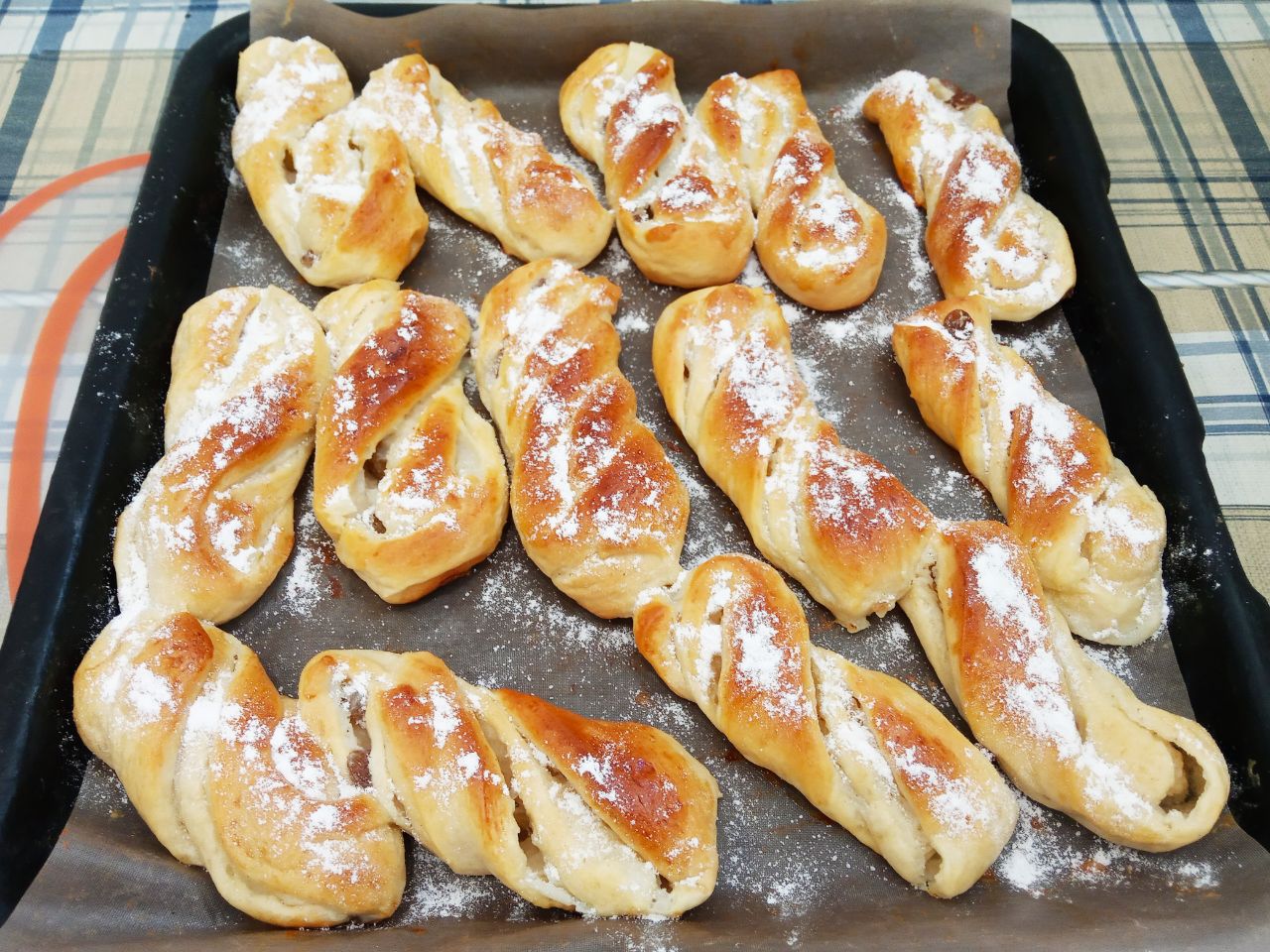 Воздушные и нежные булочки с заварным кремом и изюмом