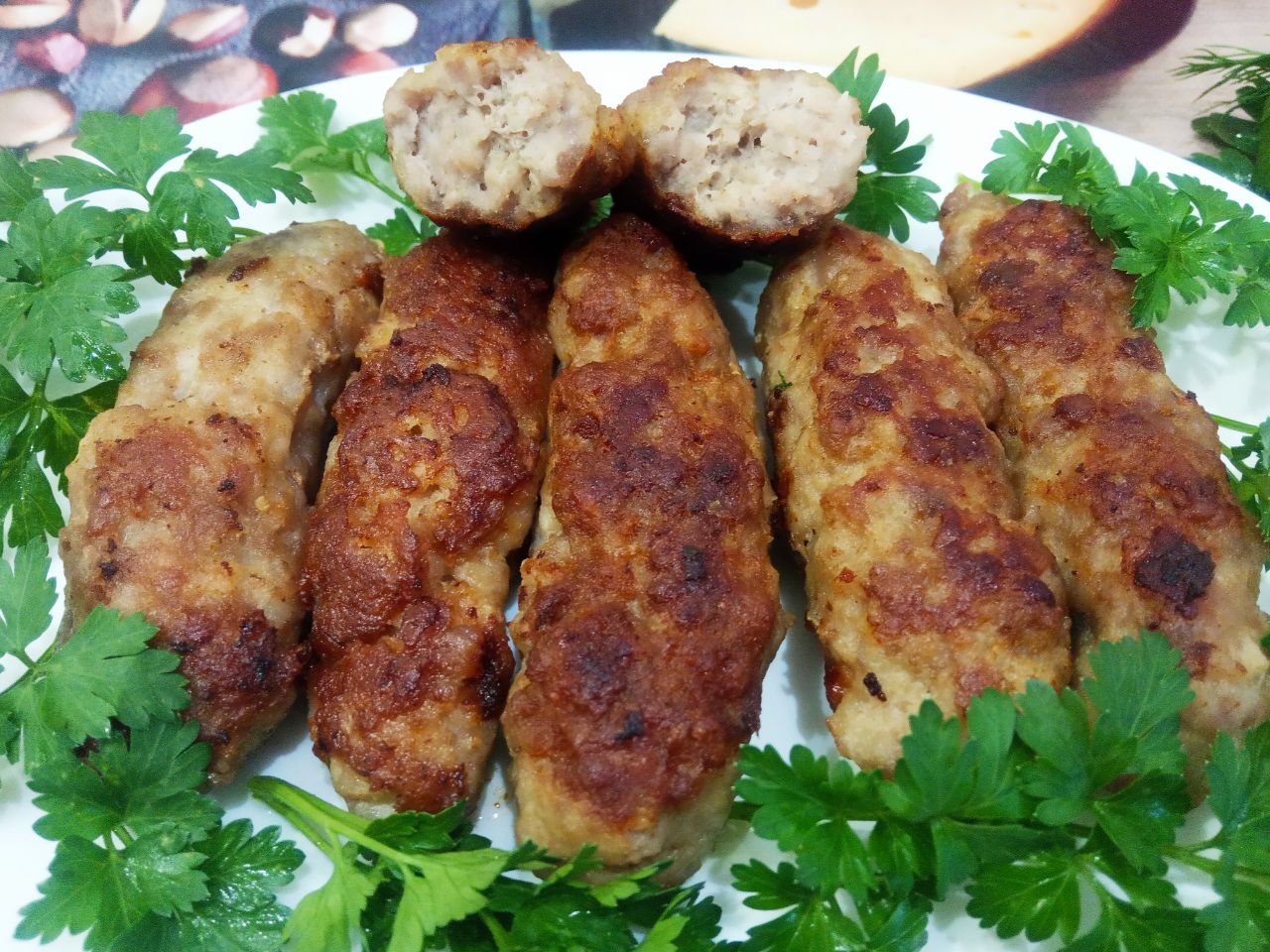 Мясные колбаски, жареные на сковороде, вкусные и аппетитные