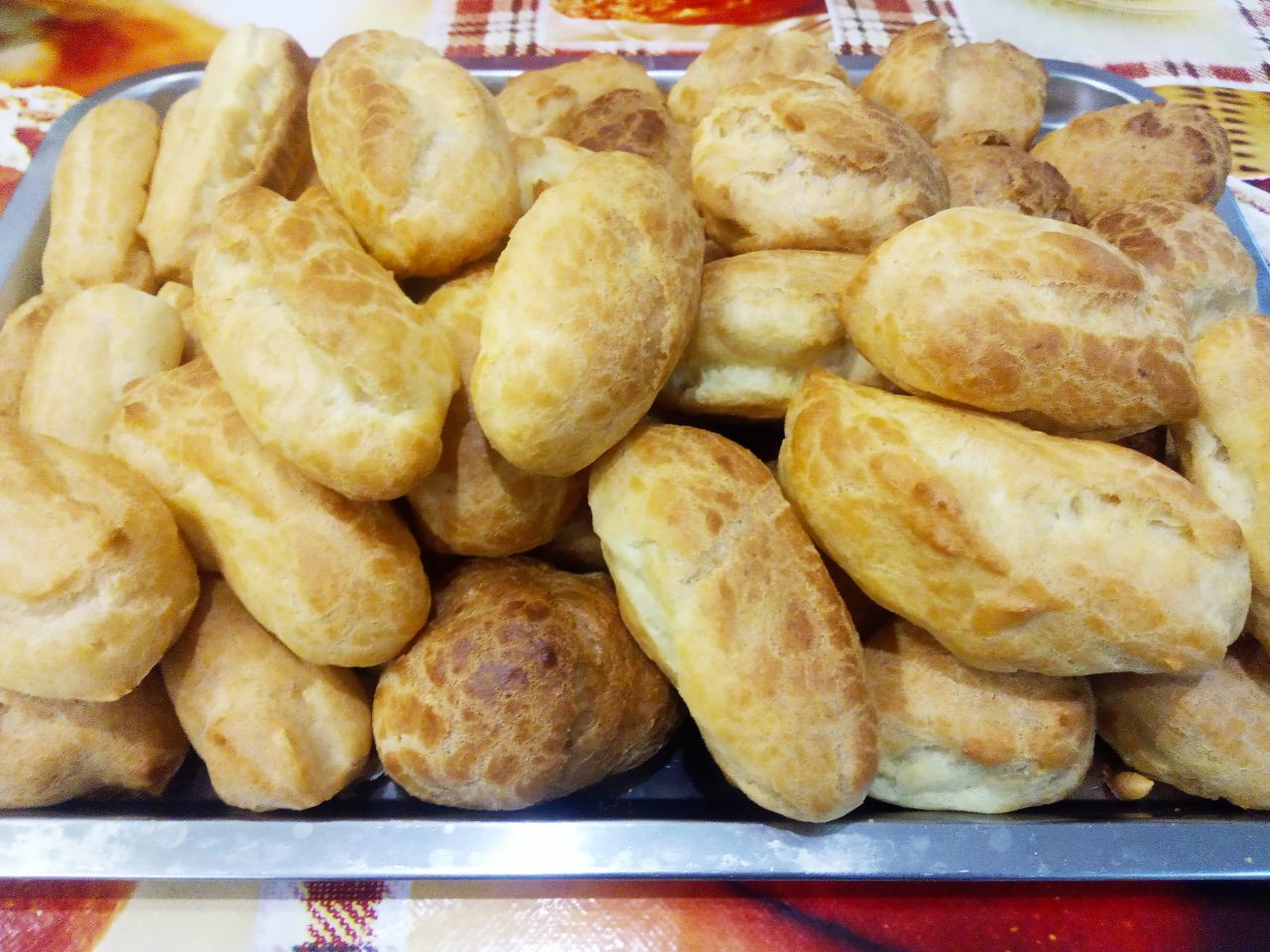 Заварные пирожные с масляным кремом, вкусные и аппетитные: Испеченные изделия охлаждаем и складываем на поднос.