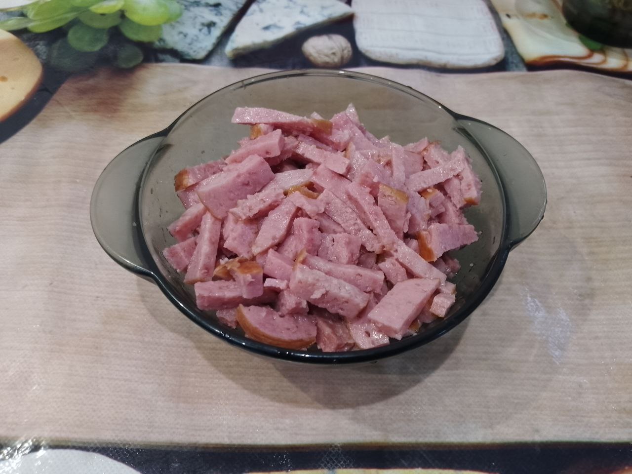 Салат вкусный, сытный и аппетитный, просто и быстро: Колбасу или ветчину нарезаем полосками.