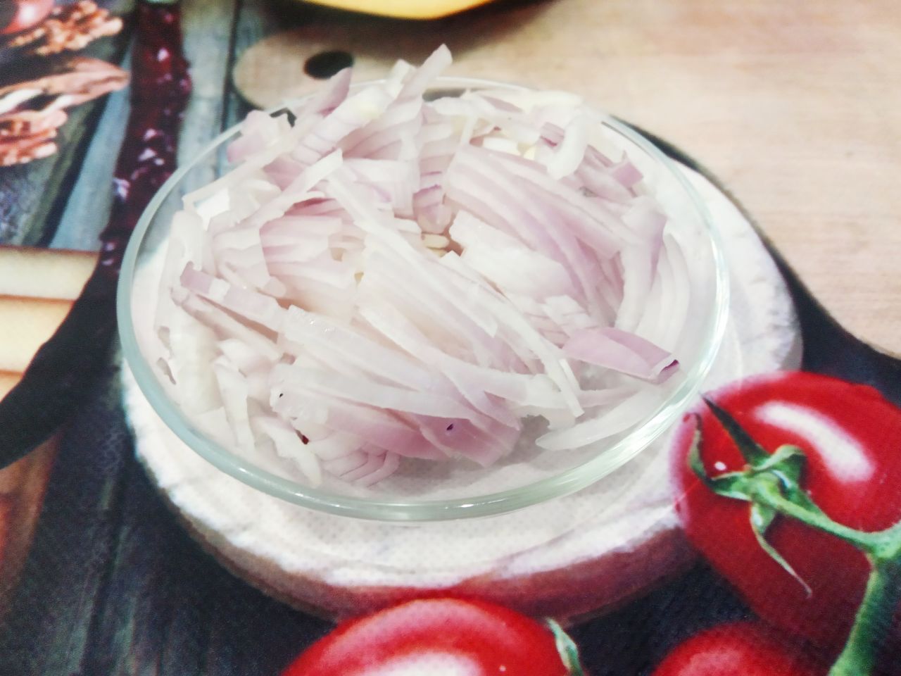 Простой рецепт салата из краснокочанной капусты и лука: Лук очищаем, промываем и нарезаем тонкими полукольцами или по своему усмотрению.