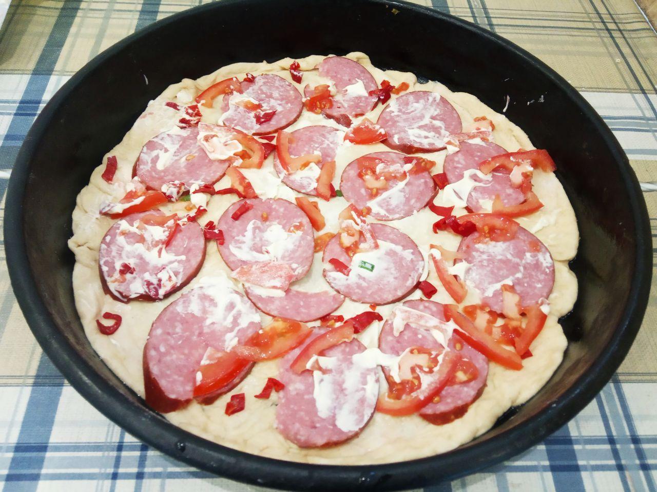 Пицца домашняя, просто, быстро и вкусно: Смазываем равномерно майонезом по вкусу.