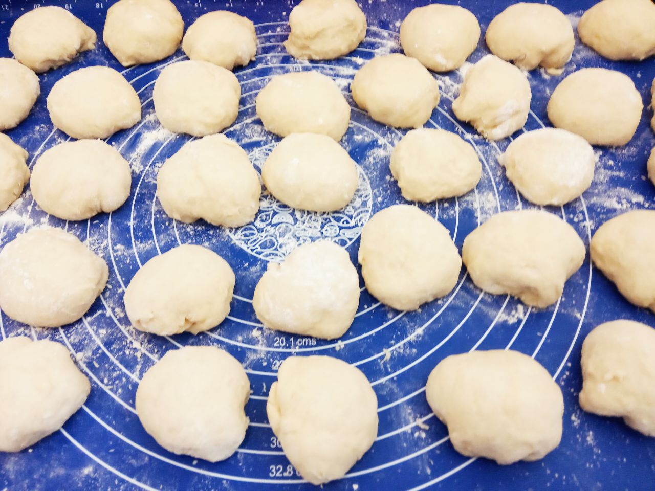 Воздушные и мягкие булочки, на сметане, с изюмом и корицей: Рабочую поверхность посыпаем мукой, выкладываем тесто.