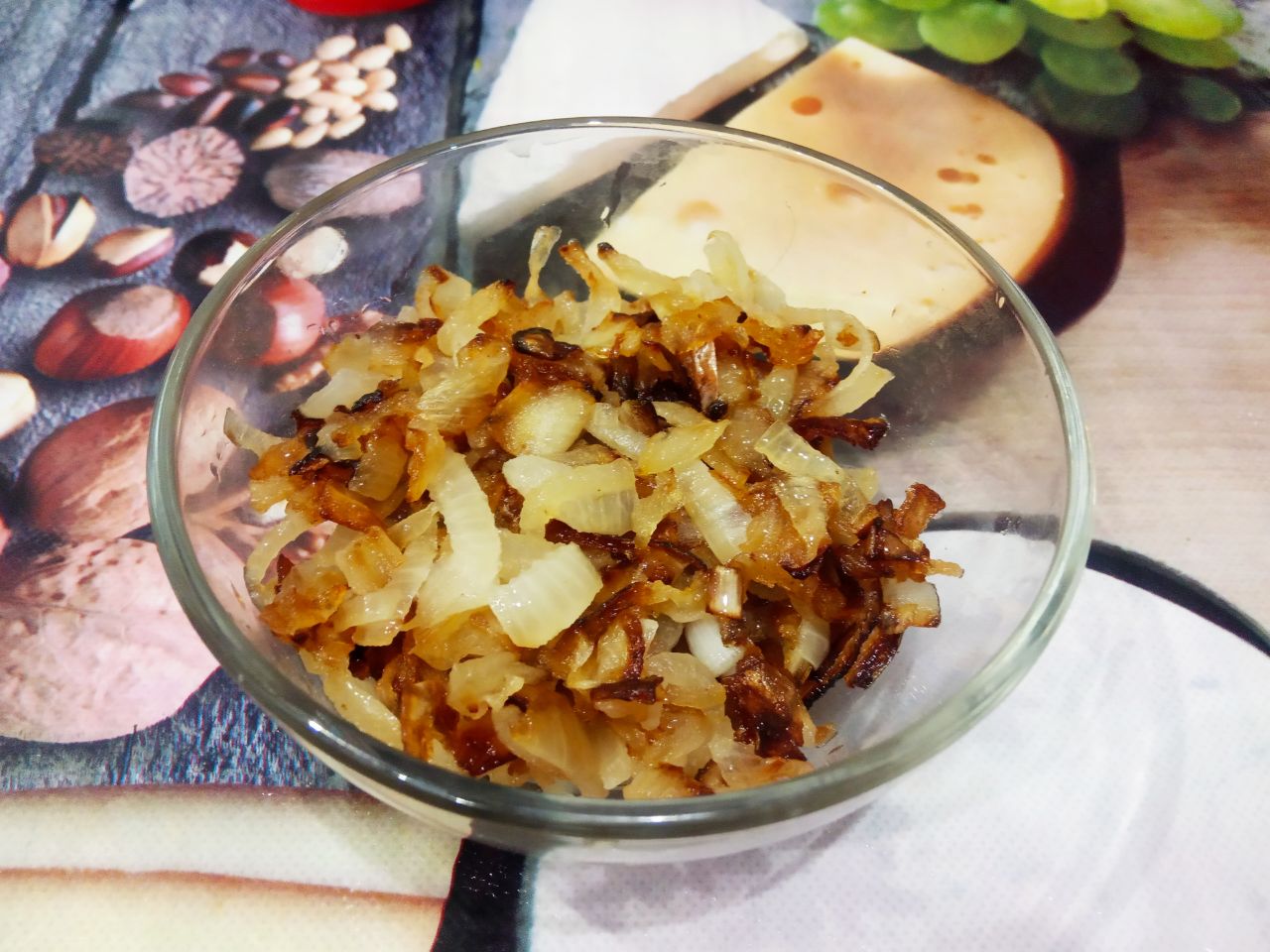 Салат из куриного мяса, редьки и жареного лука, сытный и вкусный: Лук очищаем, промываем и нарезаем полукольцами. Разогреваем сковороду и обжариваем лук на растительном масле