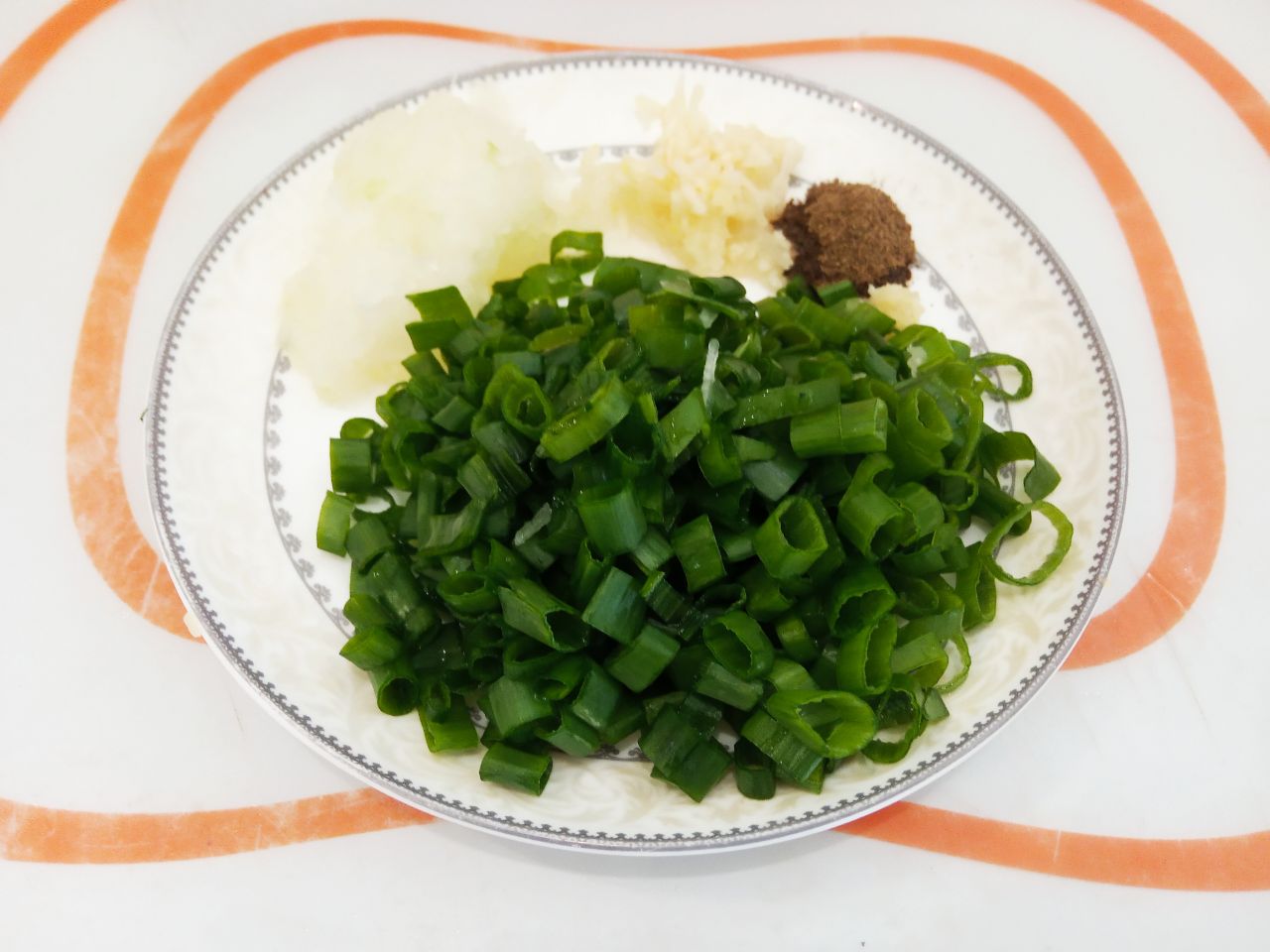 Котлеты из тертого картофеля, фарша и зеленого лука, вкусно и сытно: Зелёный лук промываем, просушиваем и мелко нарезаем. Зелёного лука я добавила один небольшой пучок.