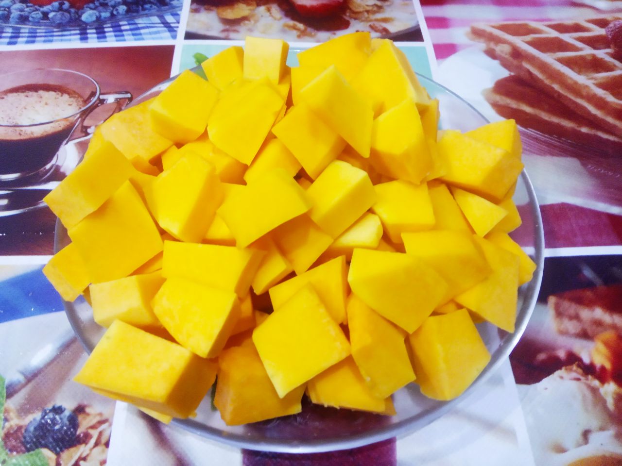 Плов  из тыквы и фруктов, полезный и вкусный: Тыкву очищаем от кожуры и семечек, промываем водой и разрезаем на небольшие кусочки.
