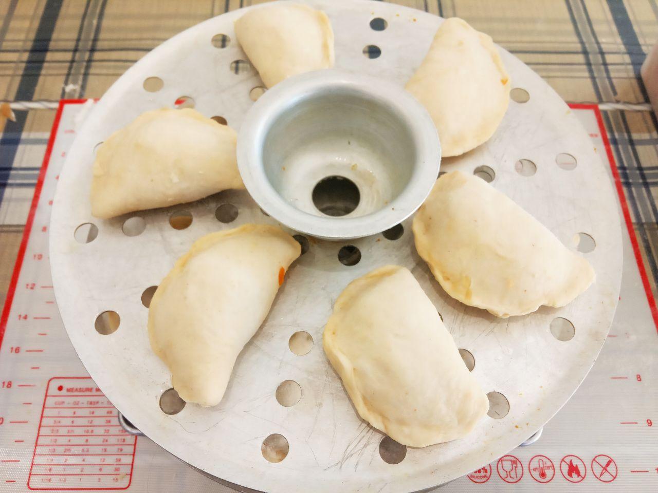 Воздушные вареники с тушеной капустой, приготовленные на пару: Вареники укладываем в пароварку когда уже хорошо разогретая, вода уже закипела. Варим вареники на сильном