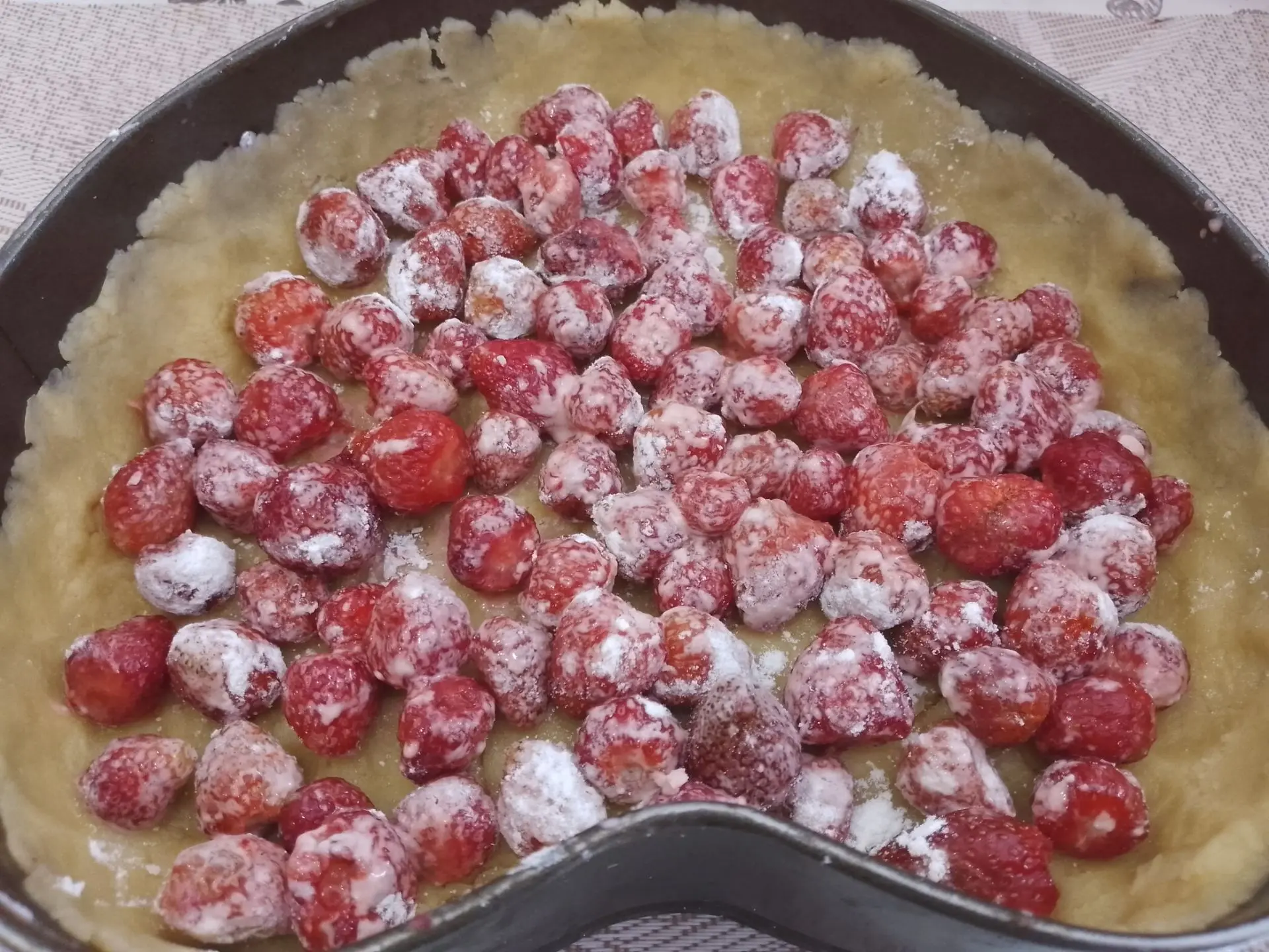 Песочный пирог с начинкой из ягод клубники и взбитых белков: Равномерно выкладываем на тесто клубнику.