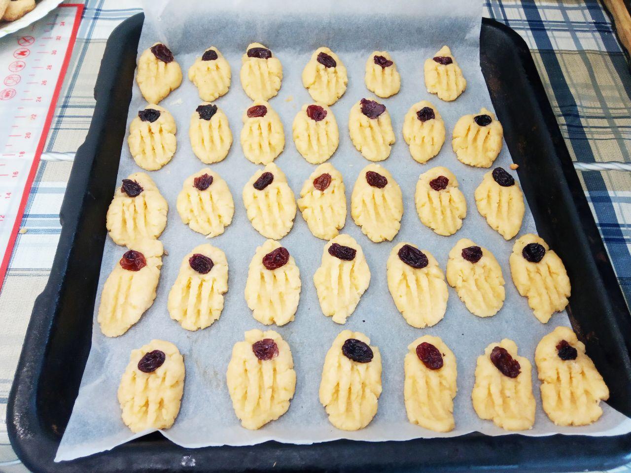 Печенье рассыпчатое и мягкое, на растительном масле: Духовку разогреваем до 170 С и выпекаем печенье около 20 минут до готовности.