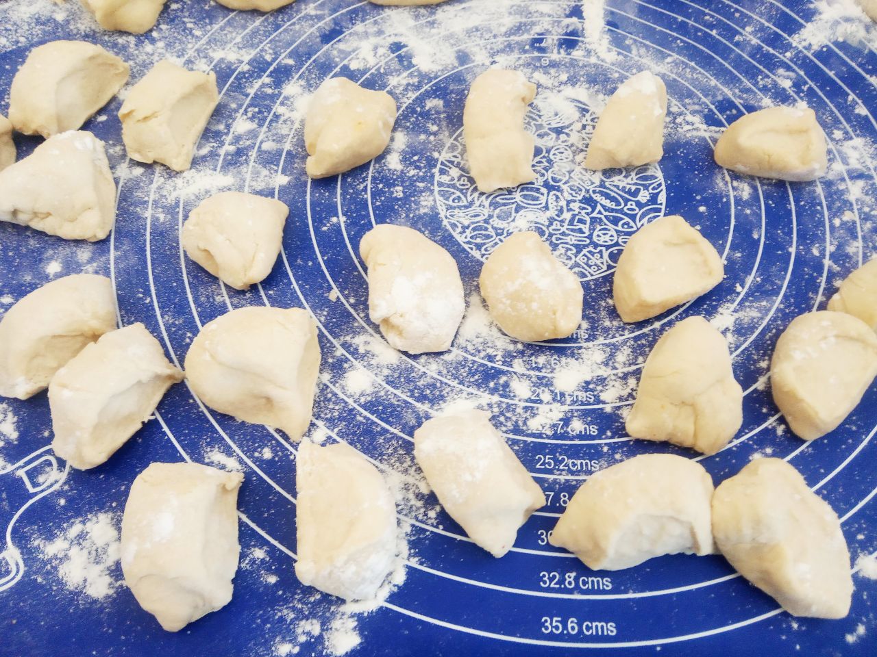 Вареники с куриным мясом и жареным луком: Валики разрезаем на полоски толщиной около 1,5 см.