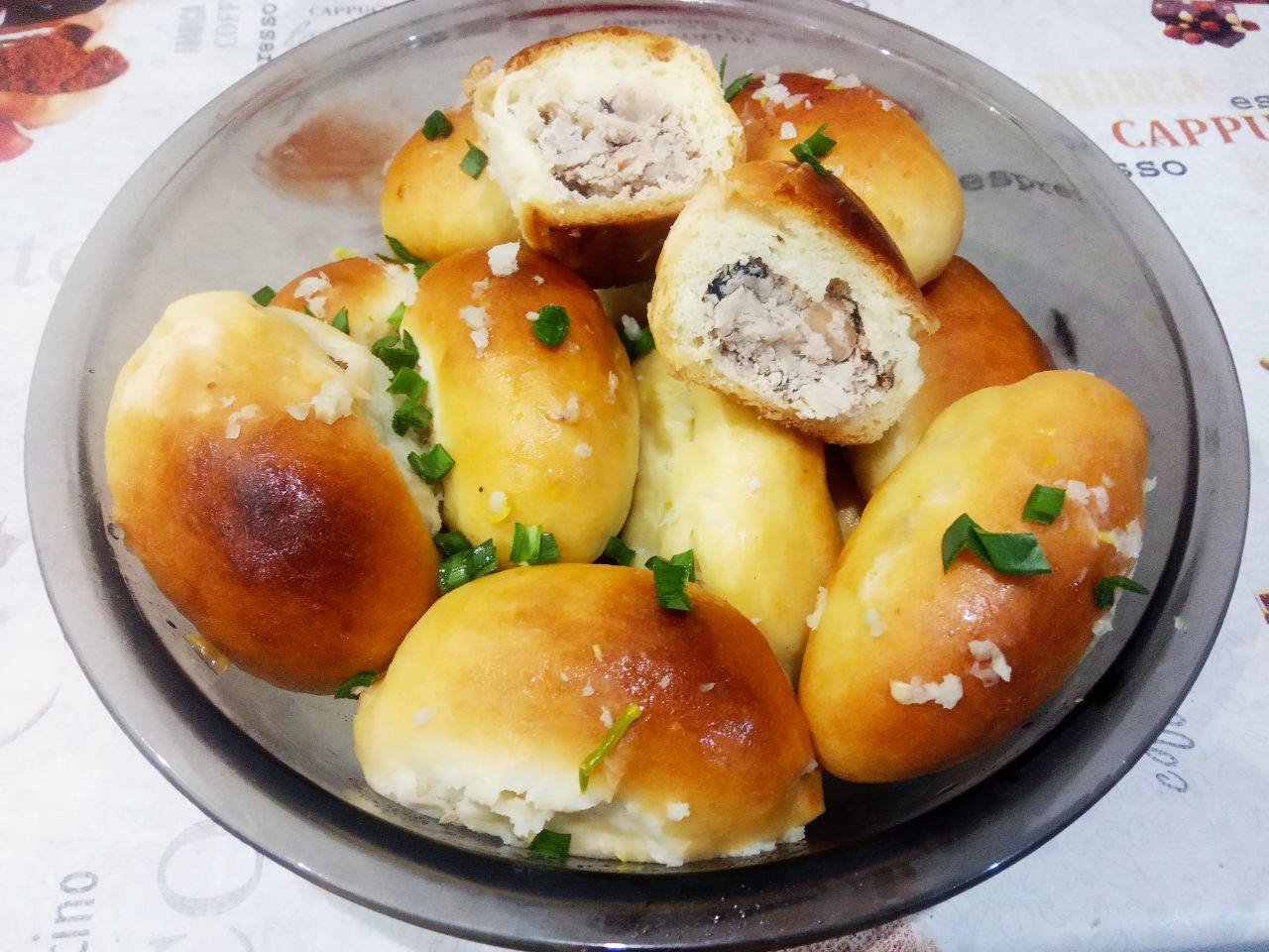 Пирожки с фасолевой начинкой в чесночной заливке, просто и вкусно: Пирожки с фасолевой начинкой окунаем в чесночную заливку и складываем на блюдо. С капустной начинкой по