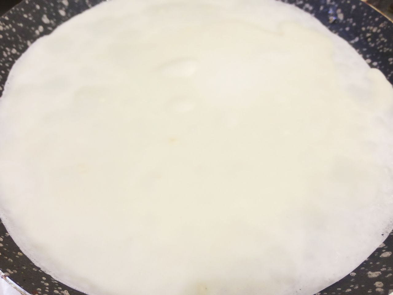 Блины с творожной начинкой, вкусные и аппетитные: Сковороду разогреваем, смазываем растительным маслом и наливаем тонкий слой теста.