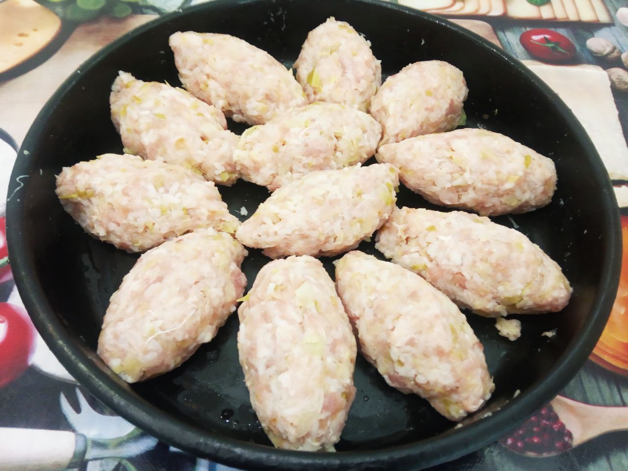 Ленивые голубцы, запеченные в духовке, вкусные и сытные: Противень смазываем жиром, формируем голубцы и укладываем на противень.