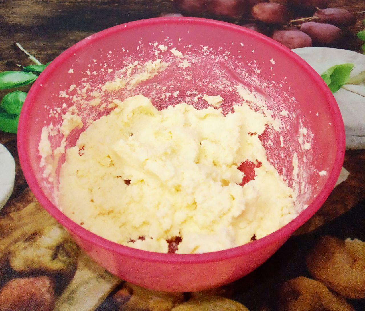Простой рецепт печенья с вкусной хрустящей корочкой: Добавляем к сливочному маслу сахар с солью, взбиваем миксером.